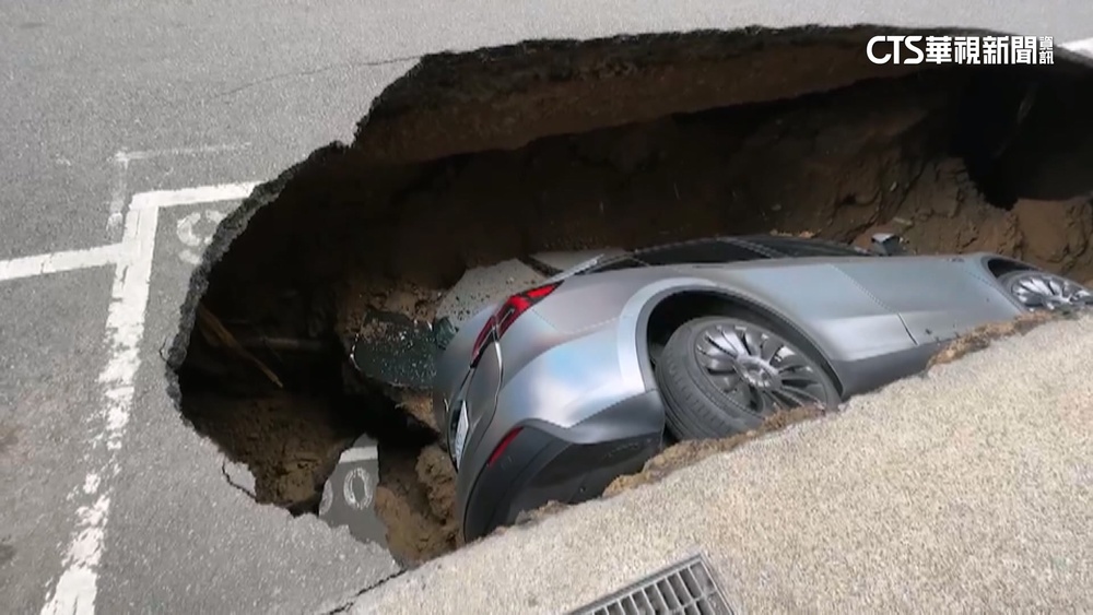 竹北天坑吞車　縣府開罰建商.營造商.建築師各3萬