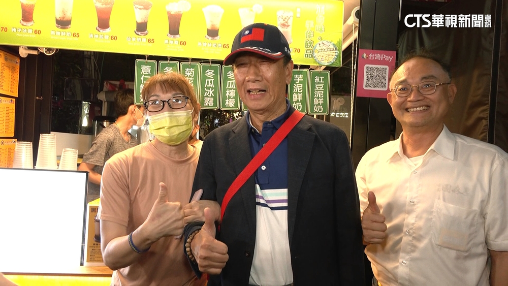 郭台銘逛瑞豐夜市　民眾熱情簇擁搶拍照握手