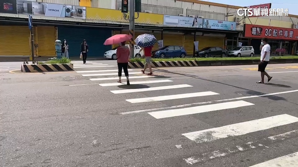 等行人過了才開車　莫名挨罰？！警：已撤銷罰單