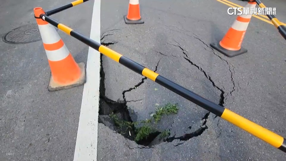 疑自來水管爆裂　桃園健行路出現1米深坑洞