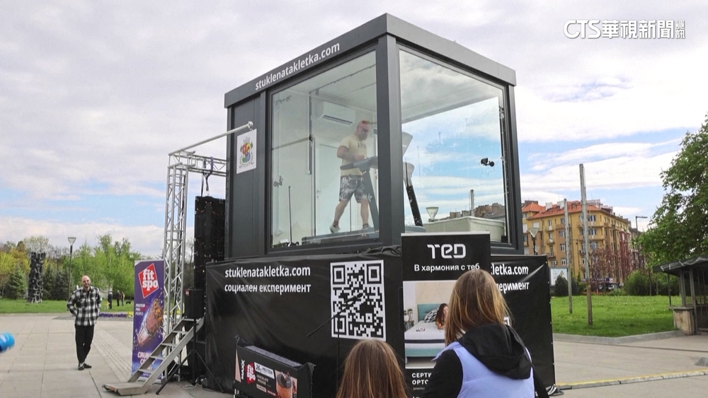 超馬跑者15天「玻璃箱」生活　募資對抗成癮症