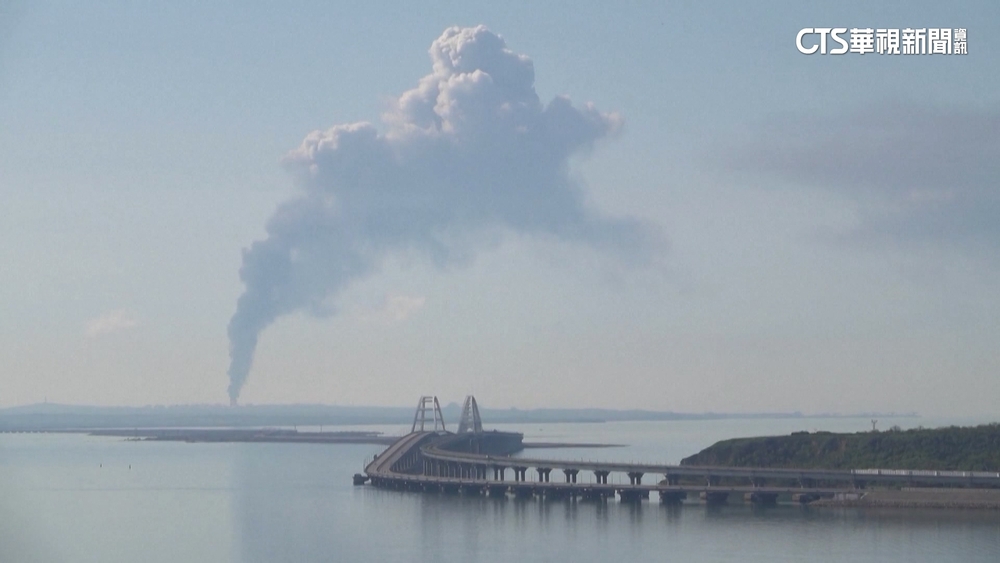 俄克里米亞大橋附近油庫起火　幸無人員傷亡