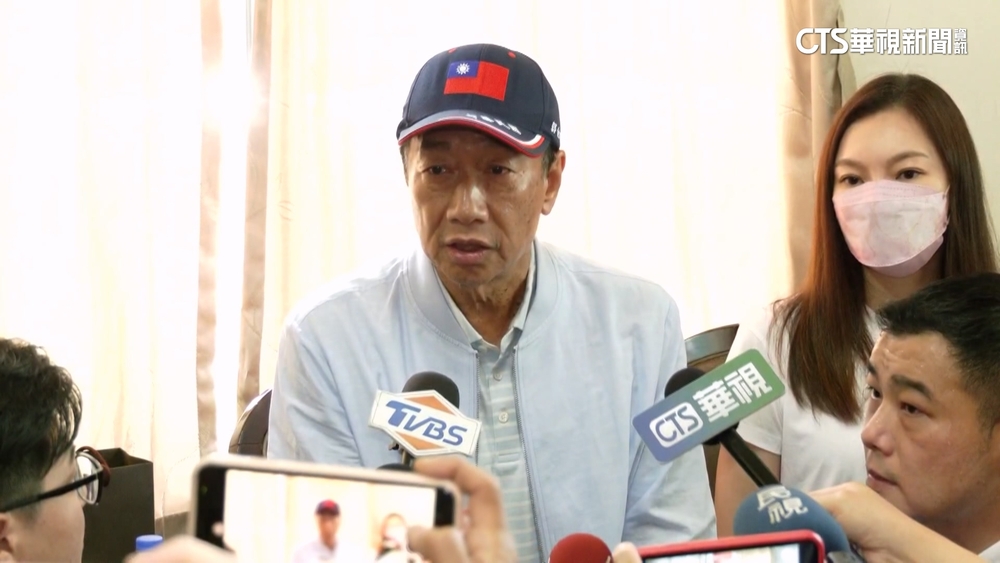 郭董偕妻拜紫南宮　談執政黨對公務員「下重手」