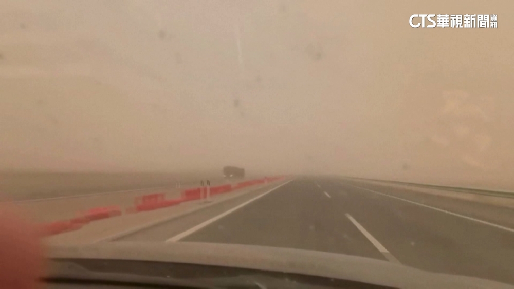 超強沙塵暴襲新疆　築起百公尺「沙牆」