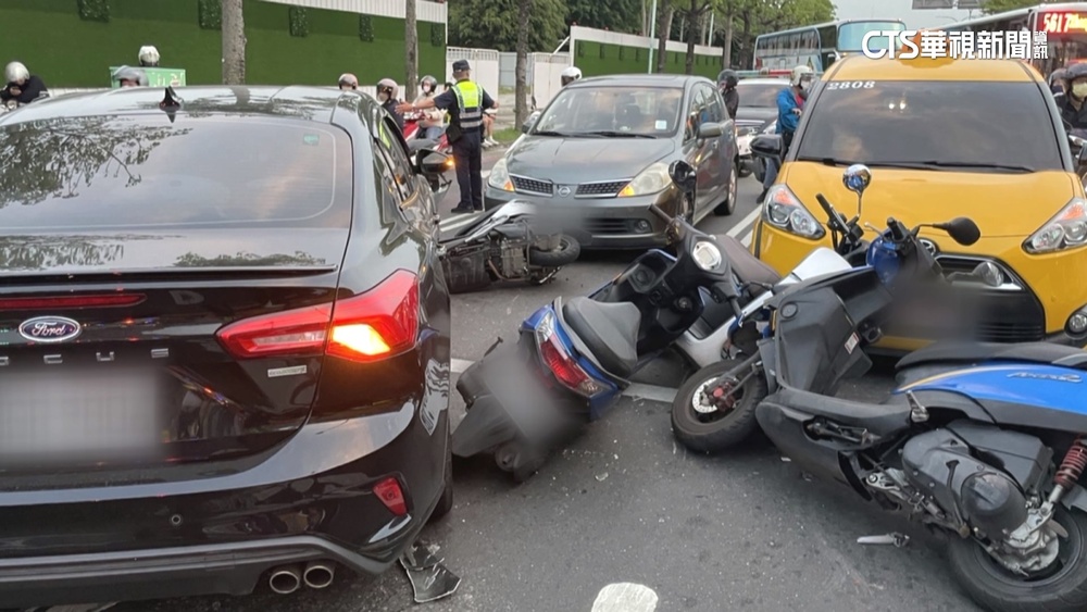2車擦撞失控衝撞「停等區」　殃13汽機車2騎士傷