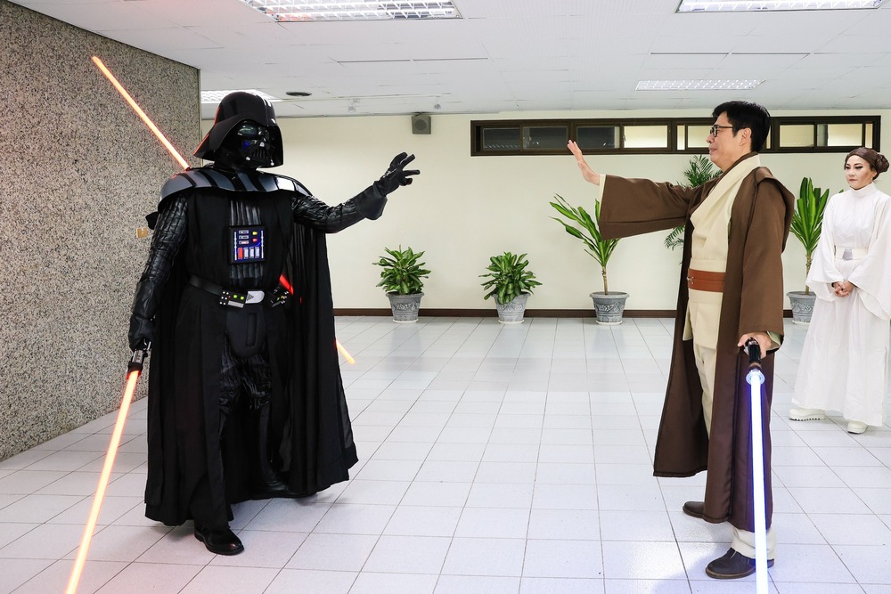 「願原力與你同在」 陳其邁化身「絕地武士」歡慶國際星戰日