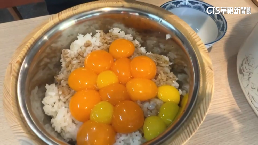 超浮誇！　巨無霸豬油拌飯　鋪滿30顆生蛋黃