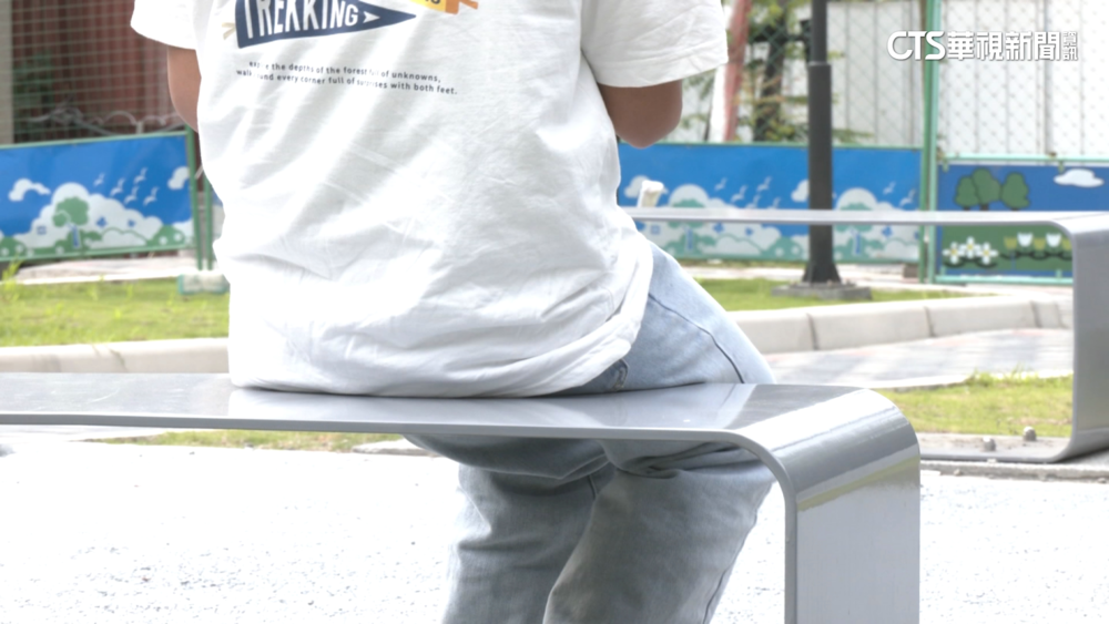 新北公園「鋼椅」吸熱恐燙傷人　市府：將加裝木板