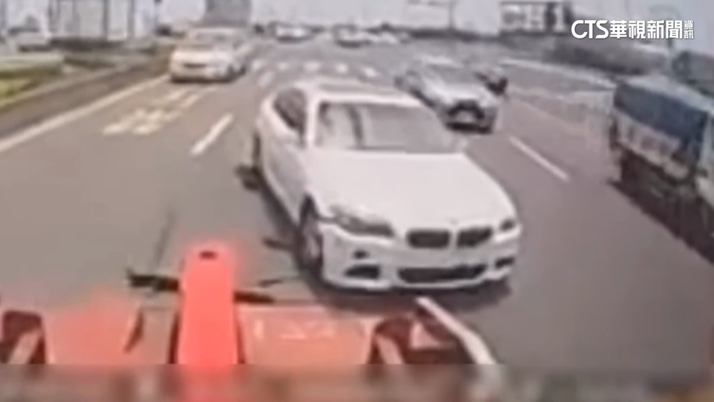 悚! 兩輛「無人車」滑行 目擊民眾嚇傻:太危險