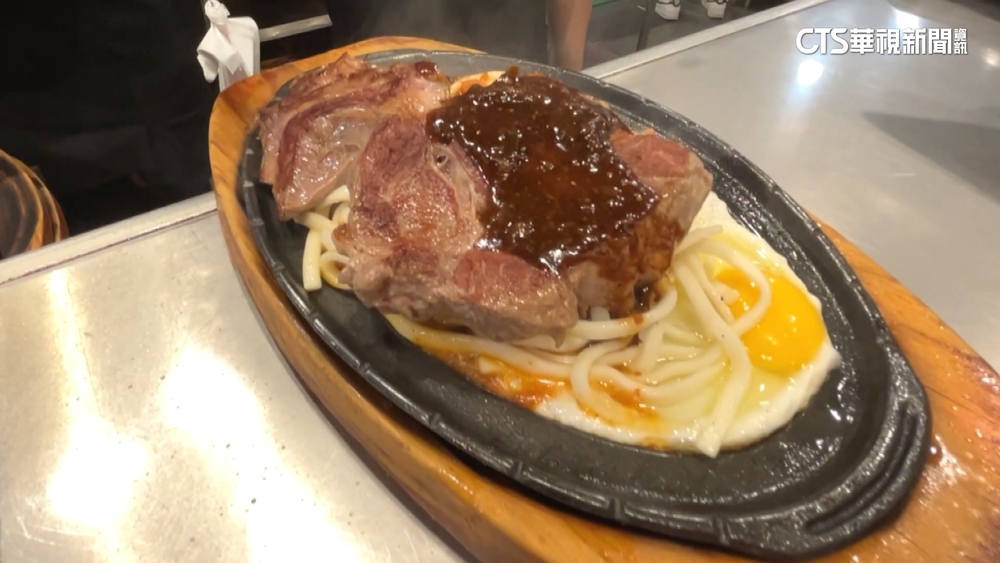 外國遊客愛「夜市牛排」　醬汁.CP值高成關鍵