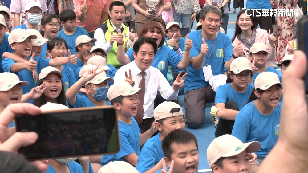 賴衝本命區顧票　參加萬里國小校慶被喊：學長好