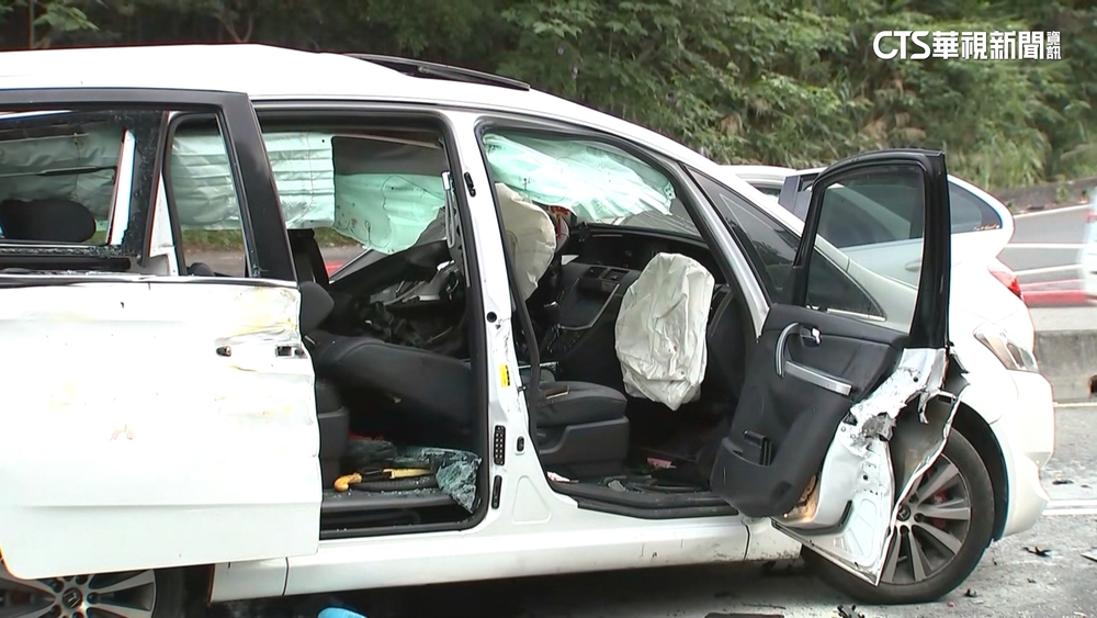 轎車下萬芳交流道 飛越分隔道撞3車釀1死