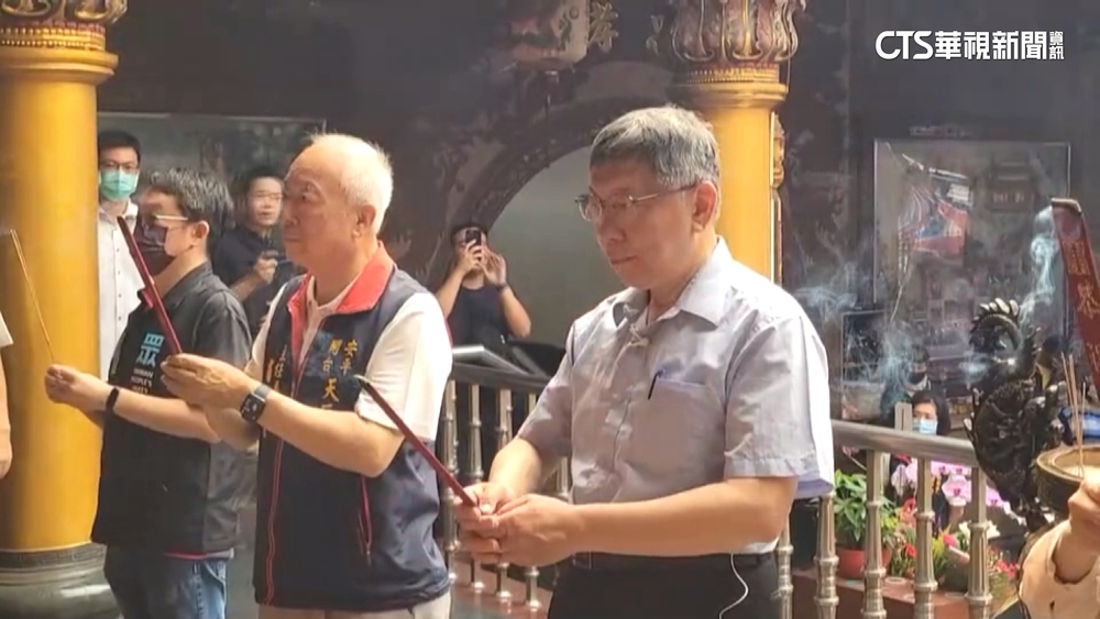 柯文哲台南搶票　發送康乃馨和鄉親博感情