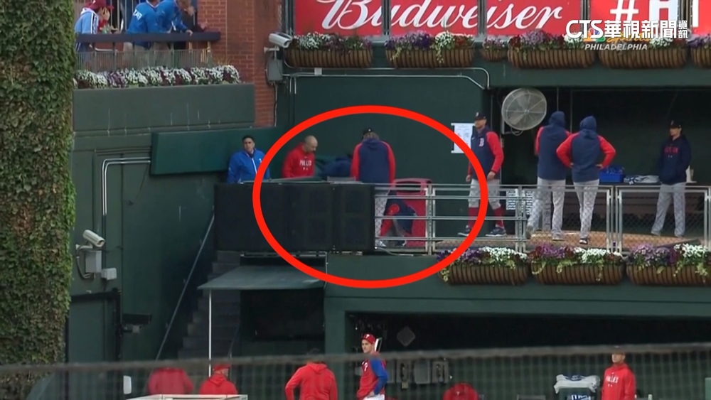 費城人主場驚傳意外　球迷撿球跌落牛棚受傷