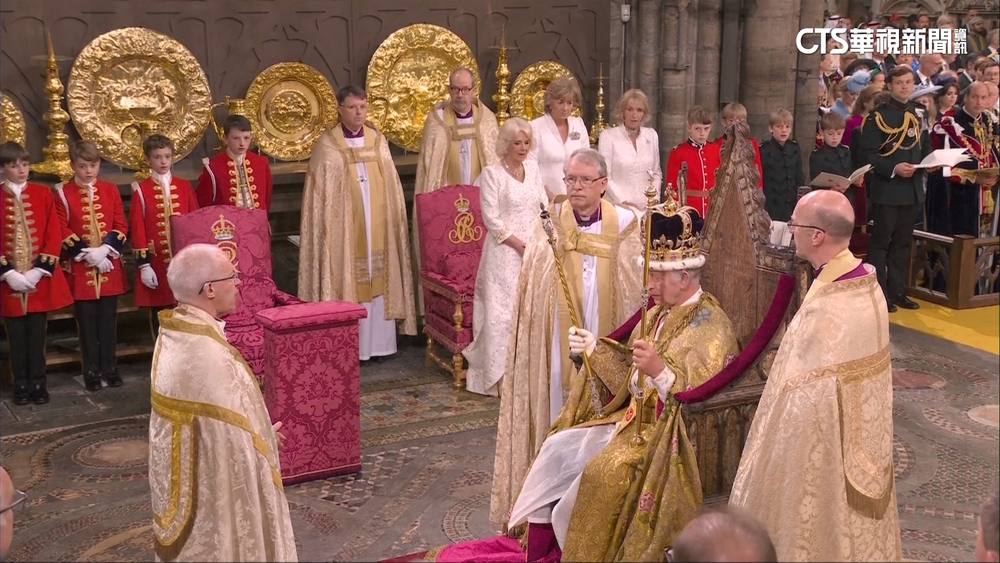 戴上聖愛德華王冠　查爾斯正式加冕為英王！
