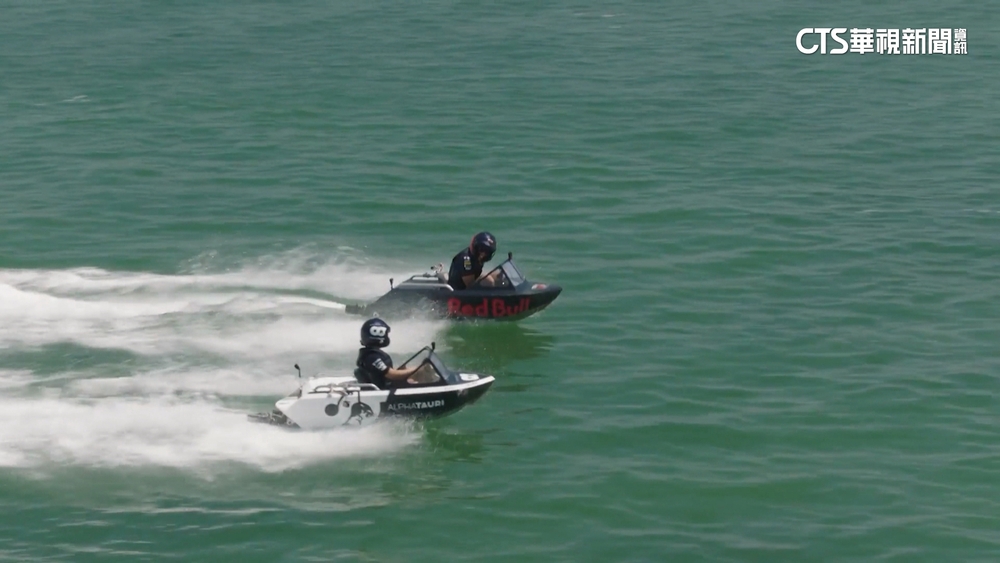 車手駕迷你噴射艇　競爭從賽車場移到海上！