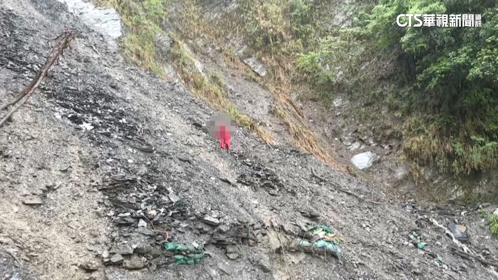 南投丹大林道坍方！　60人驚險渡溪「險遭沖」