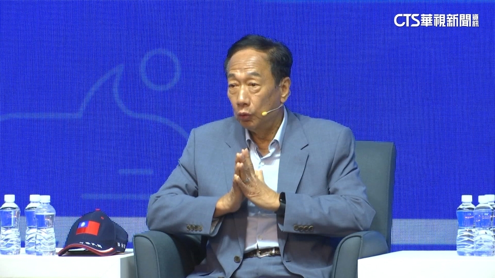 郭台銘：「總統派代表要求不能買疫苗」　府：不實指控