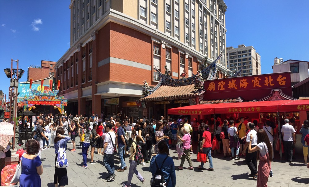 拜完月老突然下船！一出廟門「秒清醒」 網嘆：月老不只會牽線，還會斬情絲