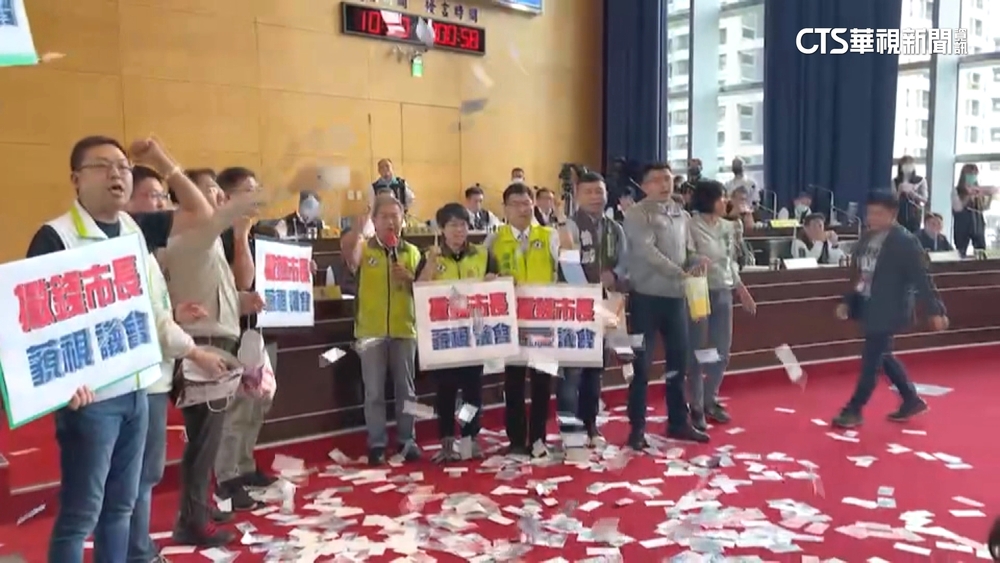 不滿中市府追加3.5億購物節預算　綠營「灑假鈔」抗議