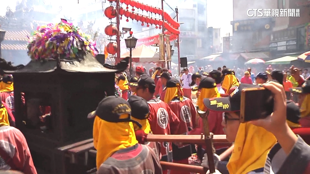 北港朝天宮迎媽祖　犁炮.炸轎.藝閣花車上陣