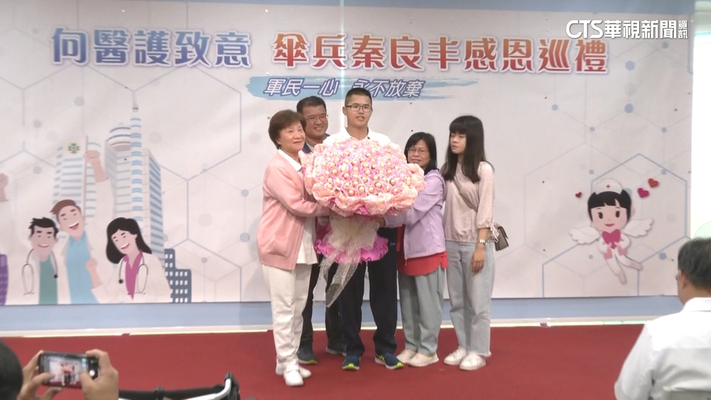 宛如從101大樓墜地　傘兵秦良丰可行走了！