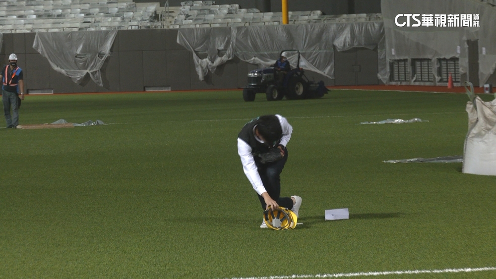 大巨蛋草皮鋪設現況曝光　估最快7月獲使用執照