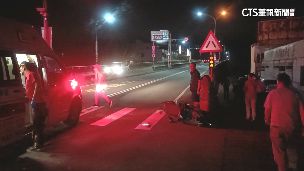 五叉路口無行人號誌燈　老夫婦過馬路遭撞