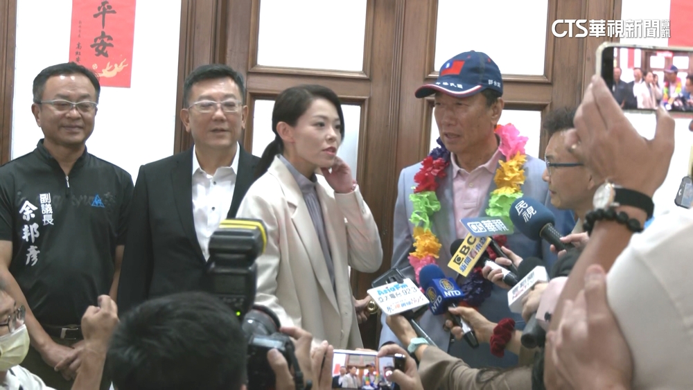 郭台銘赴新竹　與市長高虹安「合體相見歡」