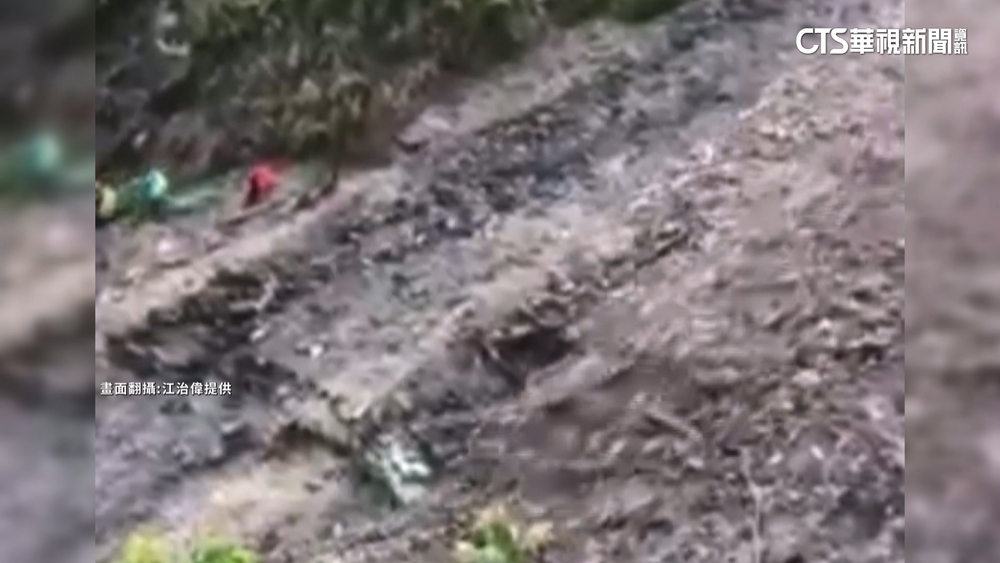 強行穿越丹大林道遇土石流　20登山客險遭活埋