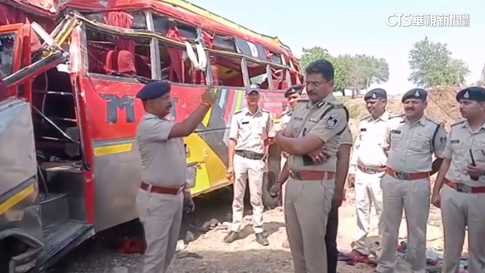 巴士從50公尺高橋翻落　印度嚴重車禍釀逾22死