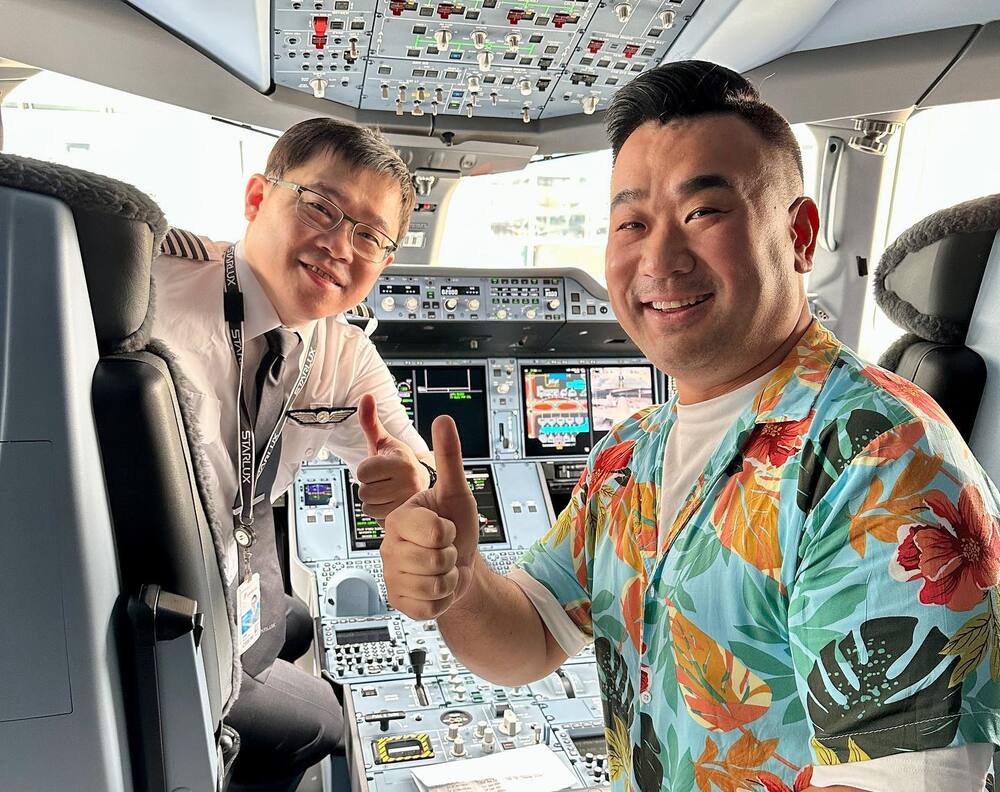 百萬網紅進駕駛艙與張國煒合照 民航局：若查違法可罰6萬元