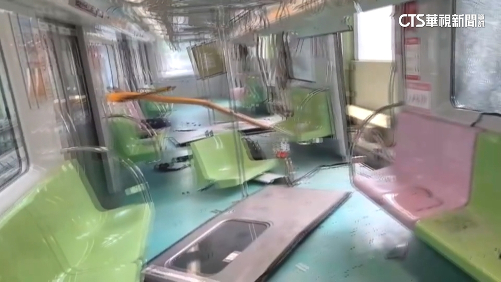 40乘客驚魂！吊臂從天砸.貫穿首節車廂　釀1死8傷