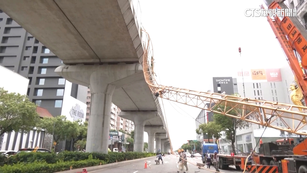 31樓高建案「塔吊」斷砸中捷　列車剎不及1死10傷