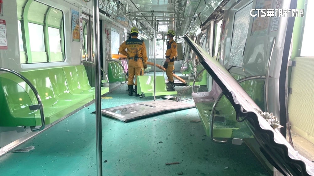 車廂撞擊瞬間　乘客驚逃趴地.隨車員來不及拿鑰匙