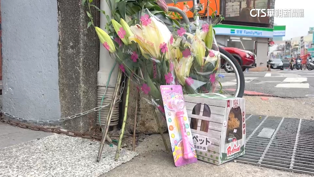 女童被撞路口擺滿花.玩具　父致謝：別再送.憂危險