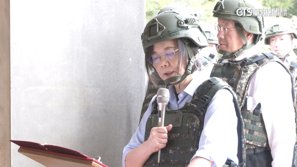 首梯女性教召登場　蔡總統親視察頒發加菜金