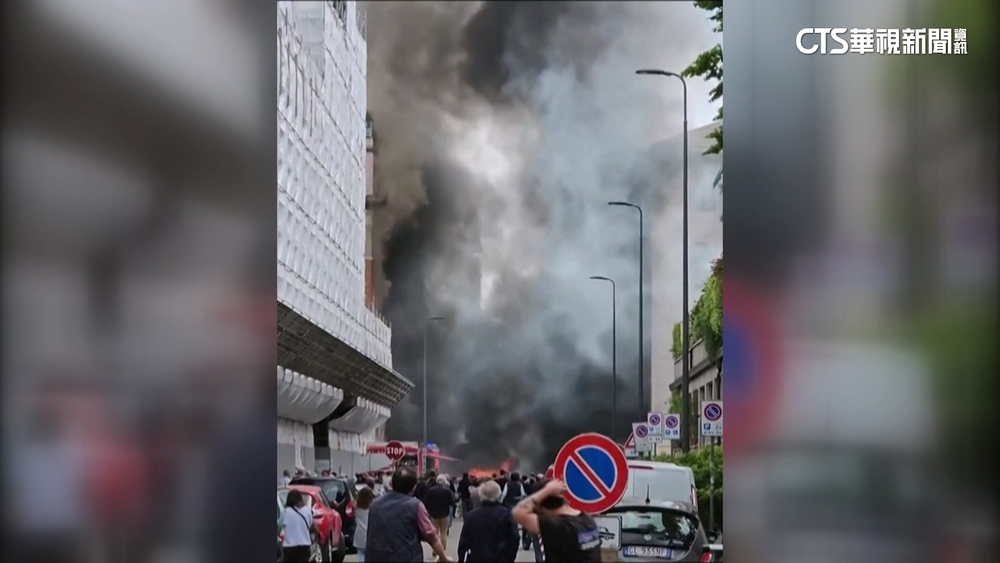 義大利貨車爆炸濃煙竄　多輛汽車起火燃燒