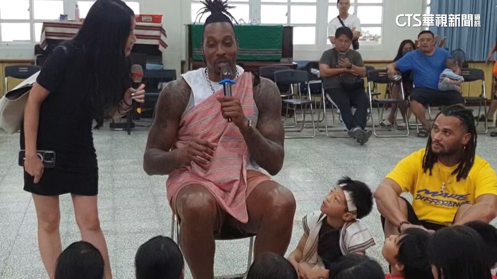 「魔獸」擔任東澳國小一日老師　家長爭睹風采！