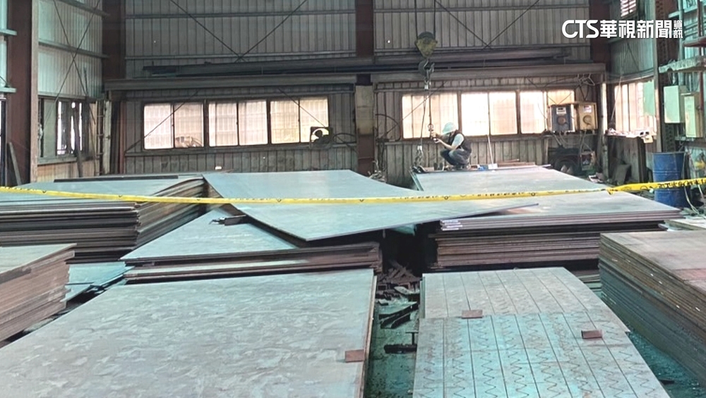 疑吊具斷裂脫鉤　2.5噸鐵板從天降砸死工廠員工