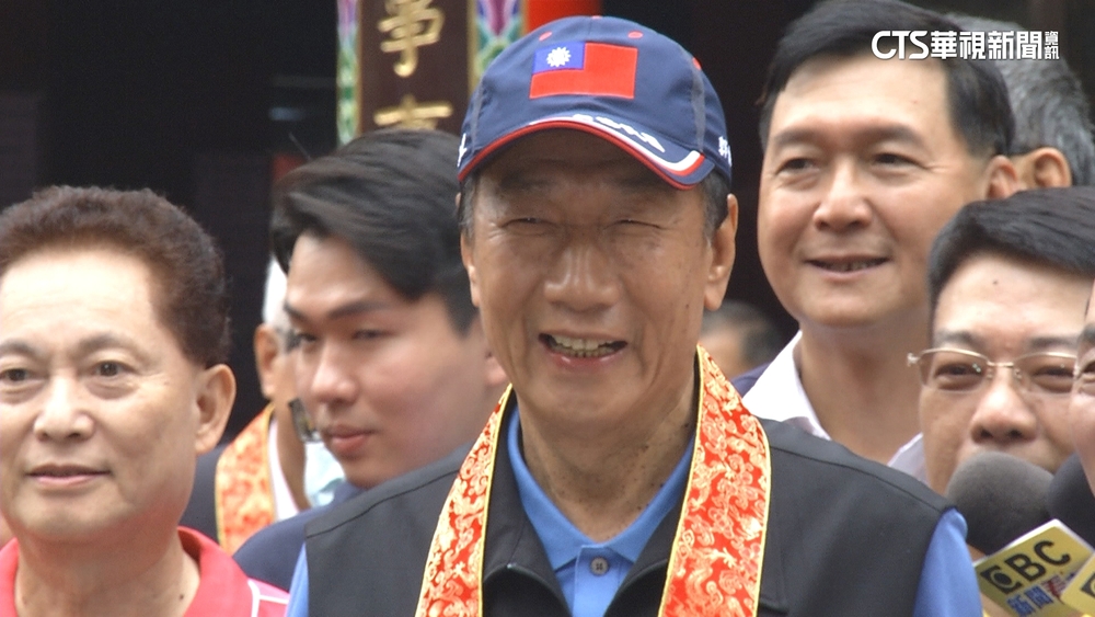 王見王同框！　郭台銘.侯友宜慈惠宮牽手合體