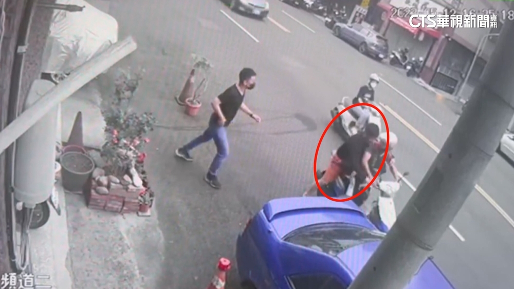 扯！台中忠孝夜市騎士揹小孩...嫌犯當街搶機車