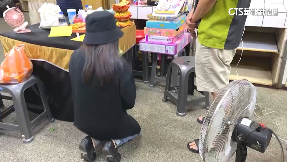 3歲女童過馬路被撞死　肇事孕婦靈堂下跪道歉