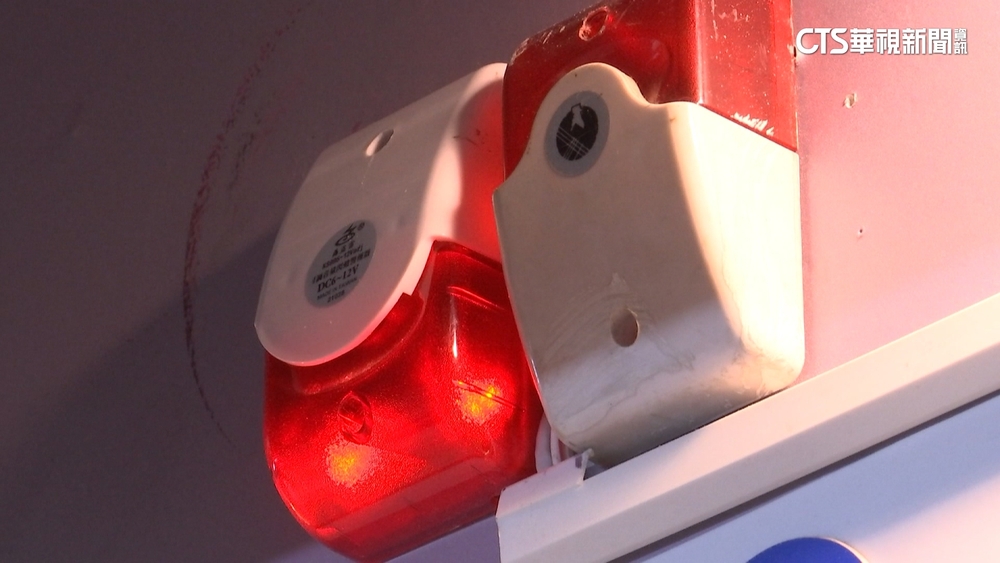 警鈴虛設？翁北車廁所跌倒　竟「10分鐘無人來」