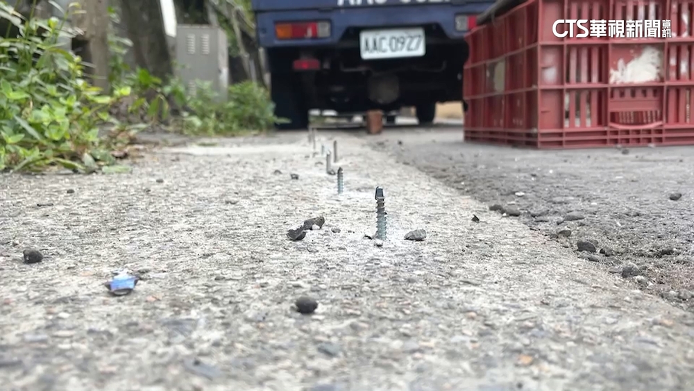 基隆路面整排鋼釘害爆胎　疑民眾私鑽孔埋釘