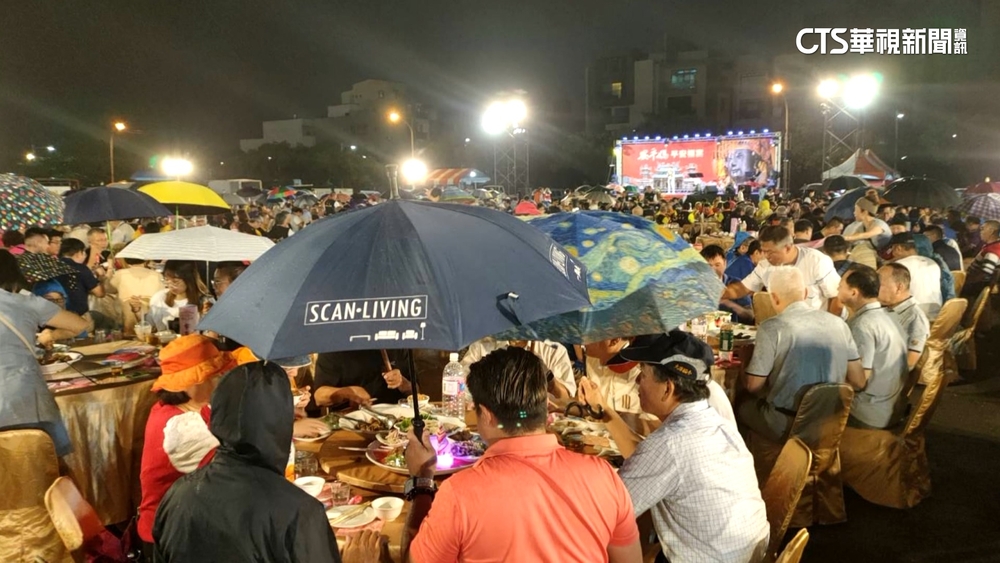 安平天后宮席開300桌　數千人「撐傘」吃平安宴