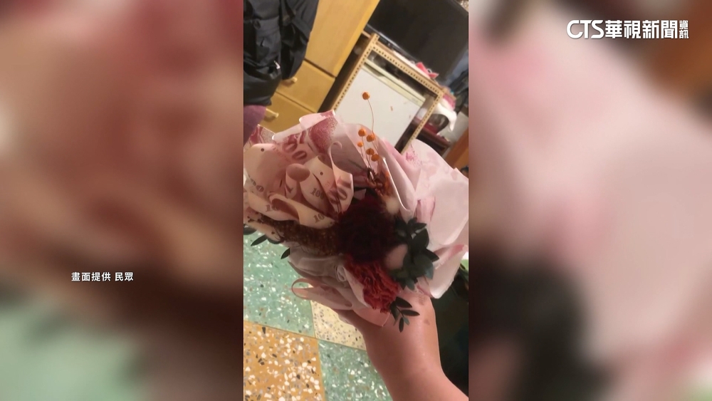 花店官網圖修很大？　母收到實體花束一臉驚嚇