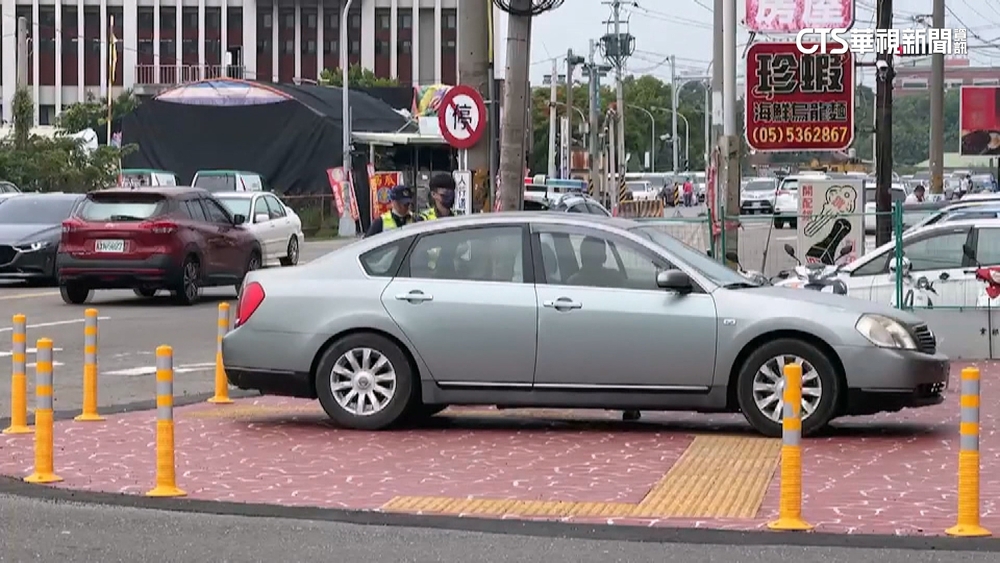 把人行道當停車場？！　警：最高開罰1200元