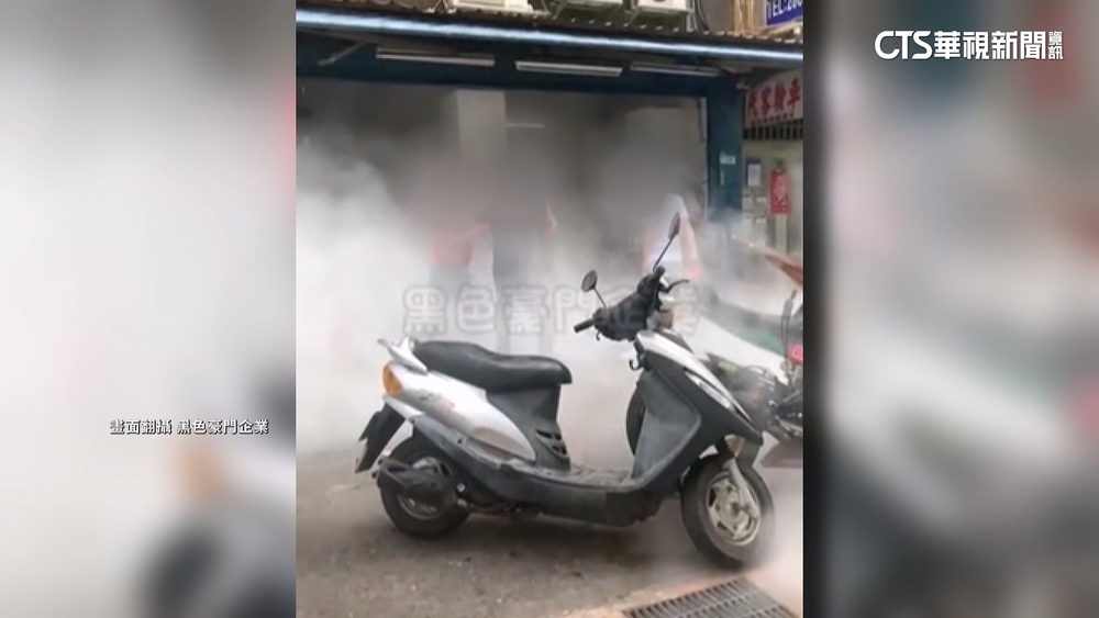 懷疑輪胎遭店家洩氣 男持滅火器朝修車行狂噴