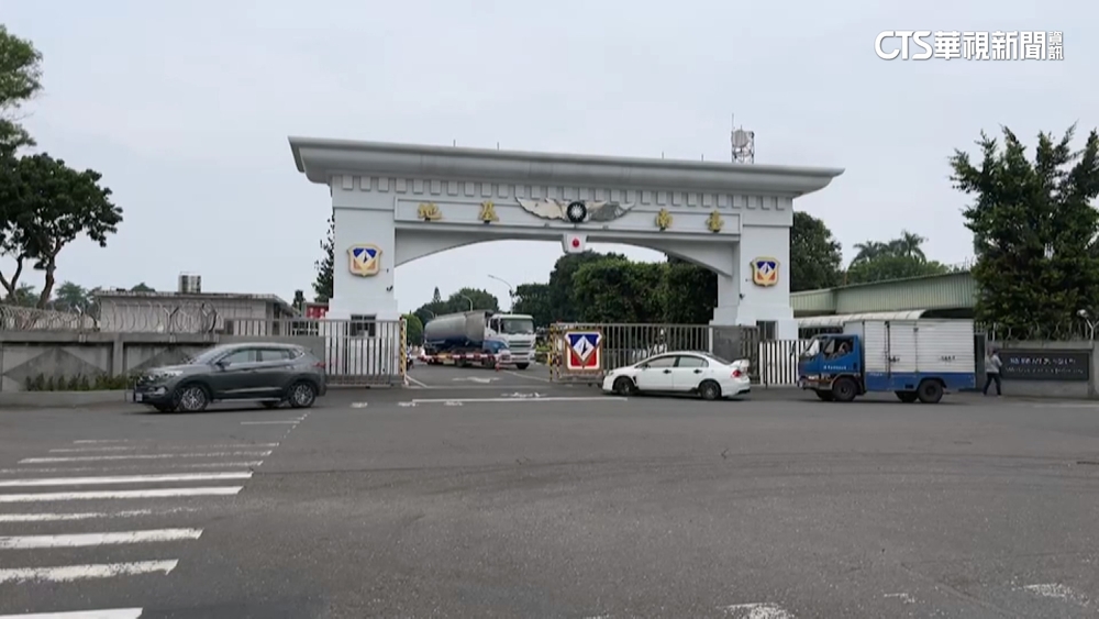 空軍下士值勤摔落　慘遭電源車壓過喪命